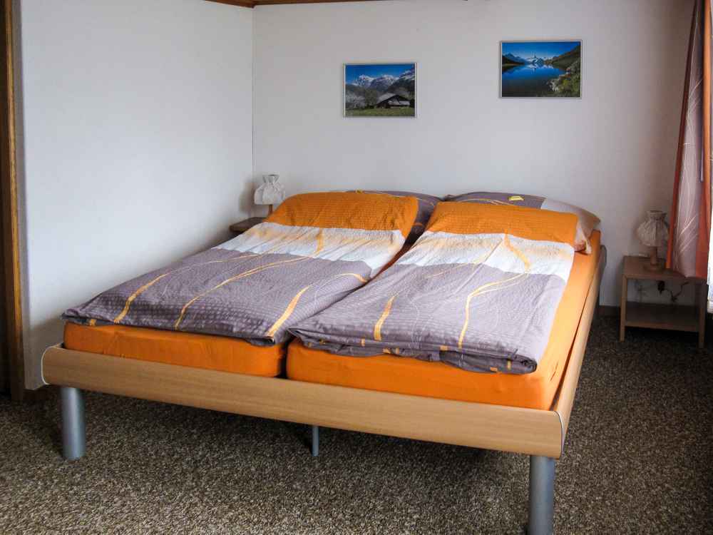 Schlafzimmer mit Doppelbett